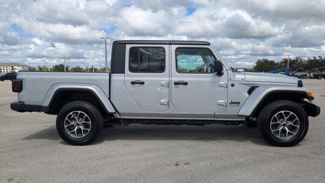 Photo of 2024 Silver Zynith Clearcoat Jeep Gladiator