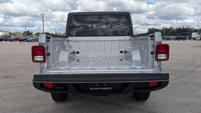 Photo of 2024 Silver Zynith Clearcoat Jeep Gladiator