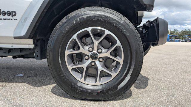 Photo of 2024 Silver Zynith Clearcoat Jeep Gladiator