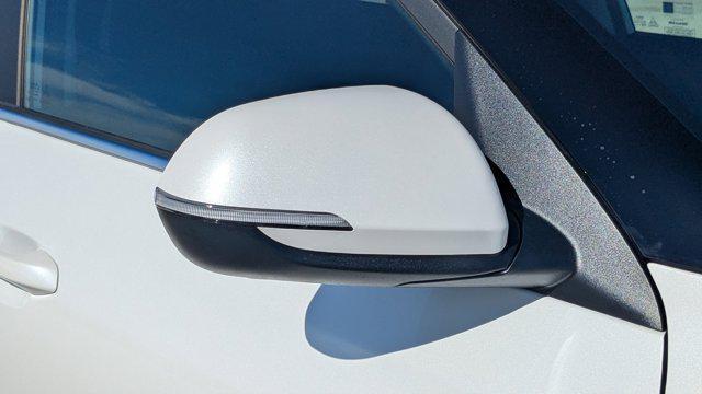 Photo of 2026 White Pearl Kia Seltos