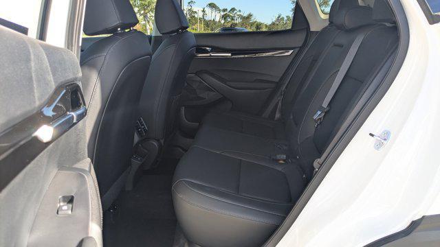 Photo of 2026 White Pearl Kia Seltos