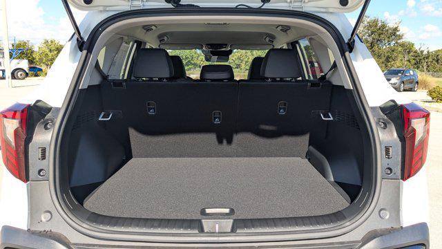 Photo of 2026 White Pearl Kia Seltos