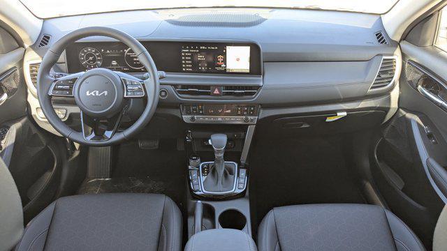 Photo of 2026 White Pearl Kia Seltos
