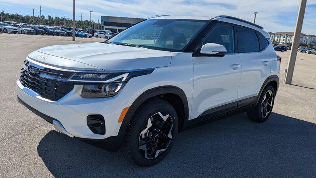 Photo of 2026 White Pearl Kia Seltos