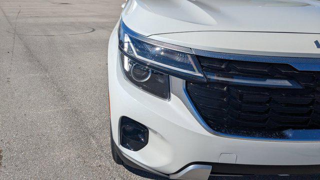 Photo of 2026 White Pearl Kia Seltos