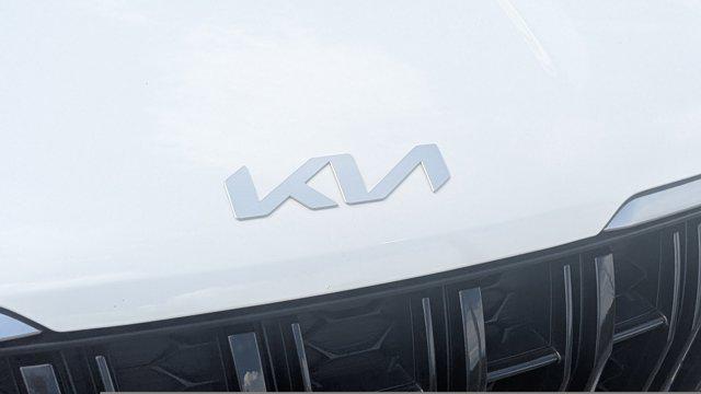 Photo of 2024 Snow White Pearl Kia Carnival
