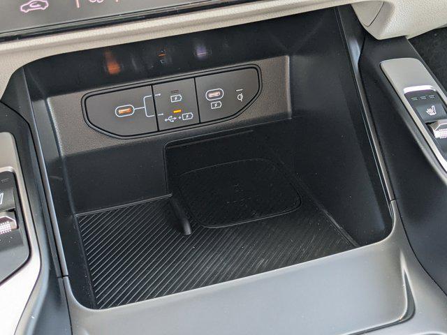 Photo of 2025 White Pearl Kia Sorento