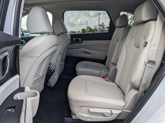Photo of 2025 White Pearl Kia Sorento