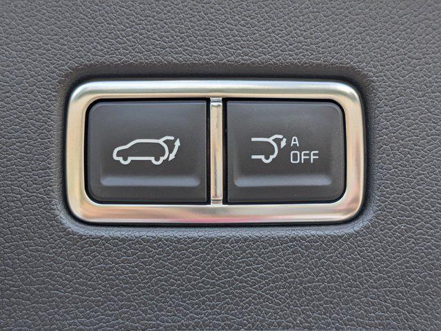 Photo of 2025 White Pearl Kia Sorento