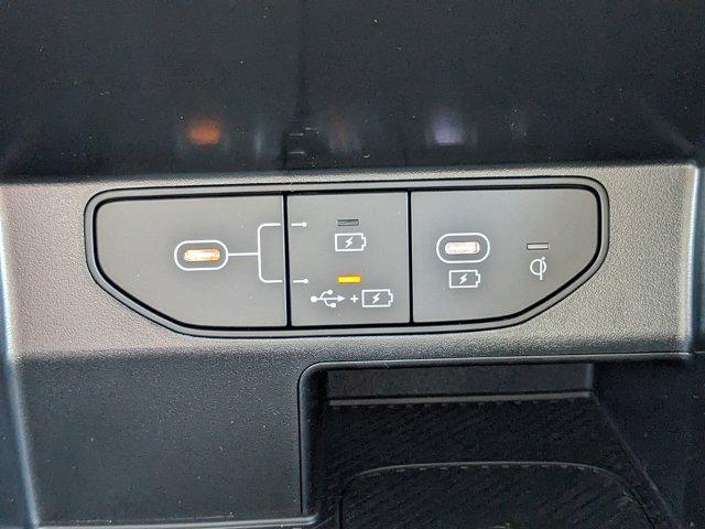 Photo of 2025 White Pearl Kia Sorento