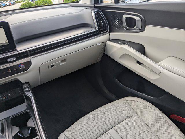 Photo of 2025 White Pearl Kia Sorento