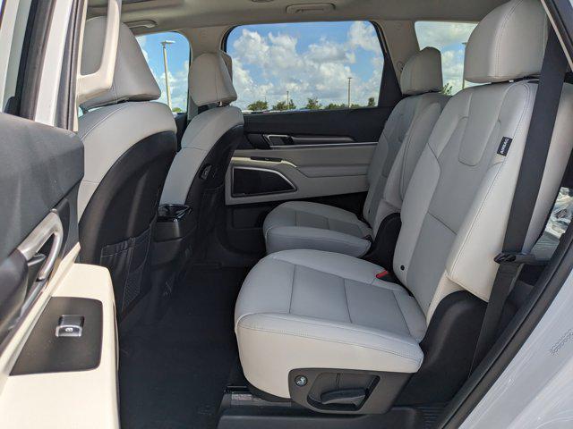 Photo of 2025 White Pearl Kia Telluride