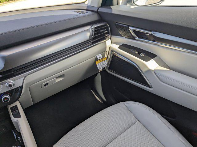 Photo of 2025 White Pearl Kia Telluride