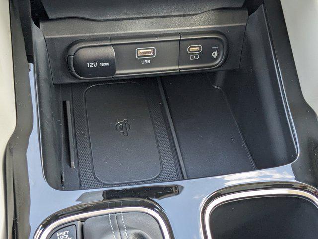 Photo of 2025 White Pearl Kia Telluride