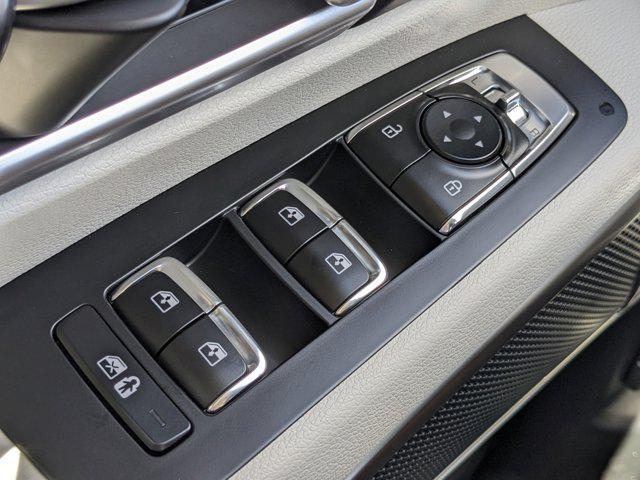 Photo of 2025 White Pearl Kia Telluride