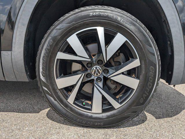 Photo of 2020 Platinum Gray Metallic Volkswagen Atlas Cross Sport
