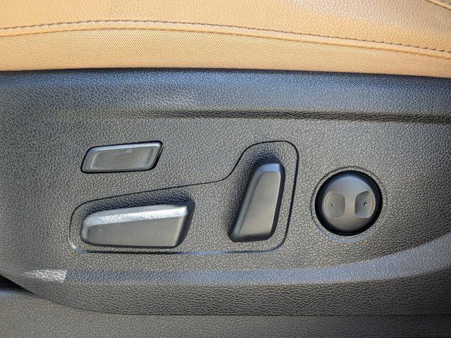 Photo of 2022 Glacial White Pearl Kia Telluride