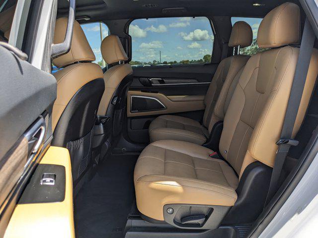Photo of 2022 Glacial White Pearl Kia Telluride