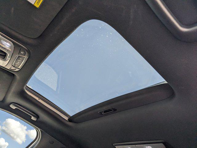 Photo of 2022 Glacial White Pearl Kia Telluride