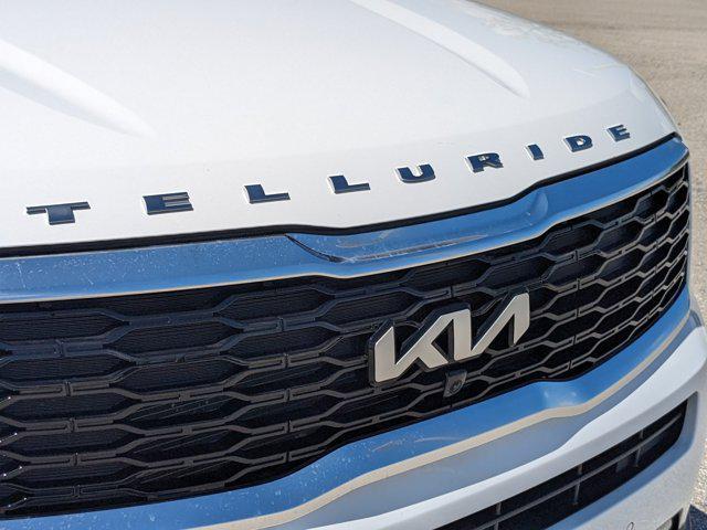 Photo of 2022 Glacial White Pearl Kia Telluride