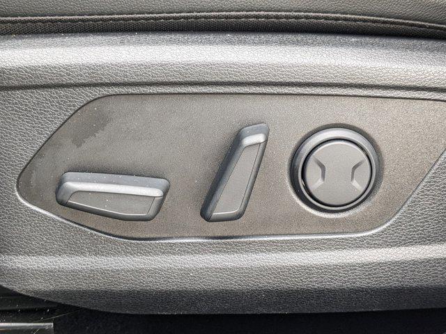 Photo of 2023 Glacial White Pearl Kia Sportage