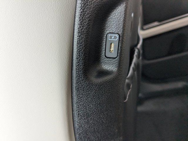 Photo of 2025 White Pearl Kia Telluride