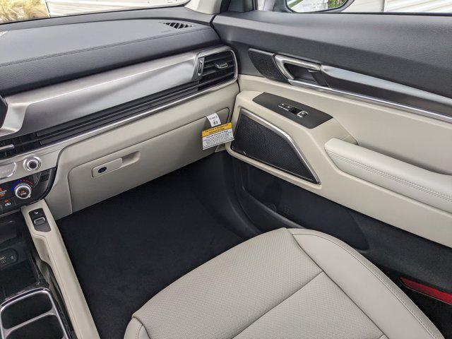 Photo of 2025 White Pearl Kia Telluride