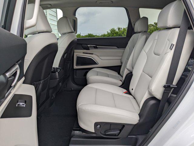 Photo of 2025 White Pearl Kia Telluride