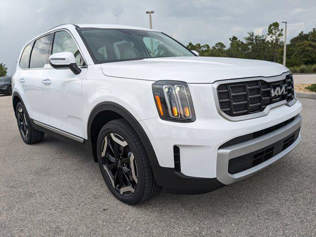 Photo of 2025 White Pearl Kia Telluride