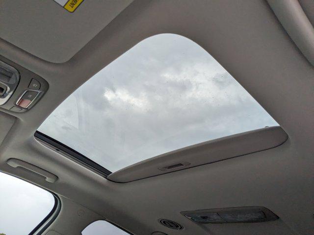 Photo of 2025 White Pearl Kia Telluride