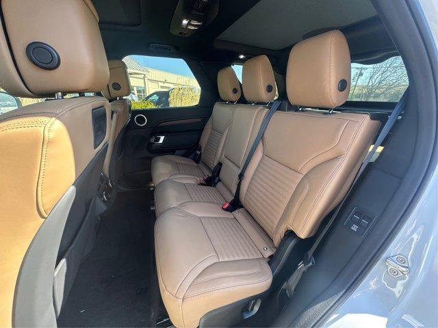 Photo of 2025 Fuji White Land Rover Discovery
