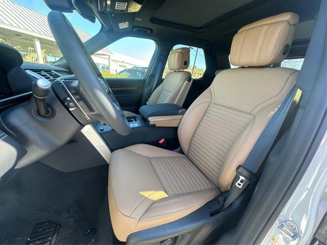 Photo of 2025 Fuji White Land Rover Discovery