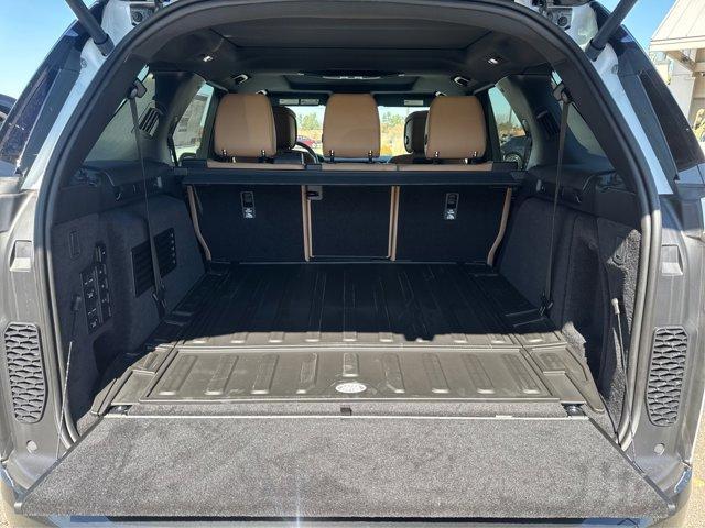 Photo of 2025 Fuji White Land Rover Discovery