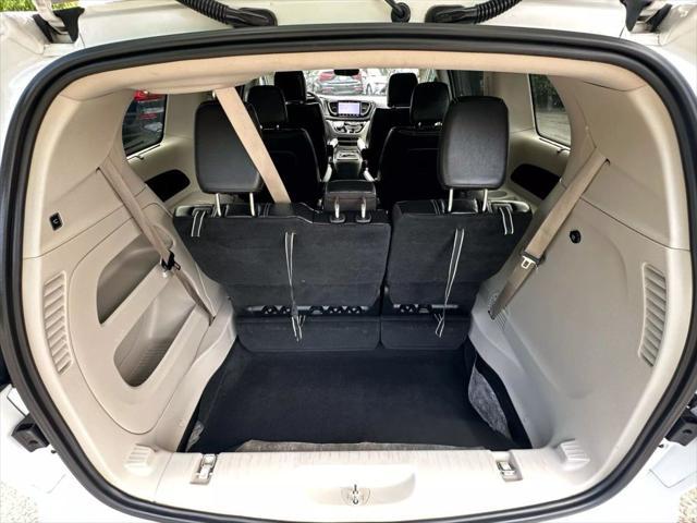 Photo of 2022 White Chrysler Pacifica