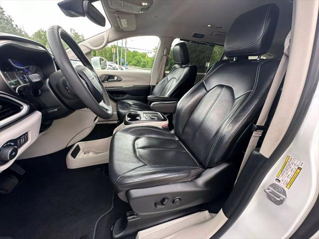 Photo of 2022 White Chrysler Pacifica