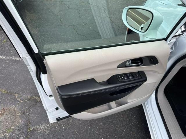 Photo of 2022 White Chrysler Pacifica