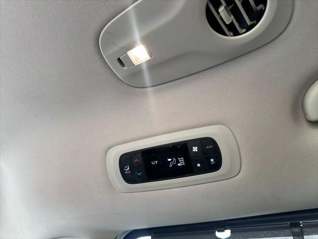 Photo of 2022 White Chrysler Pacifica
