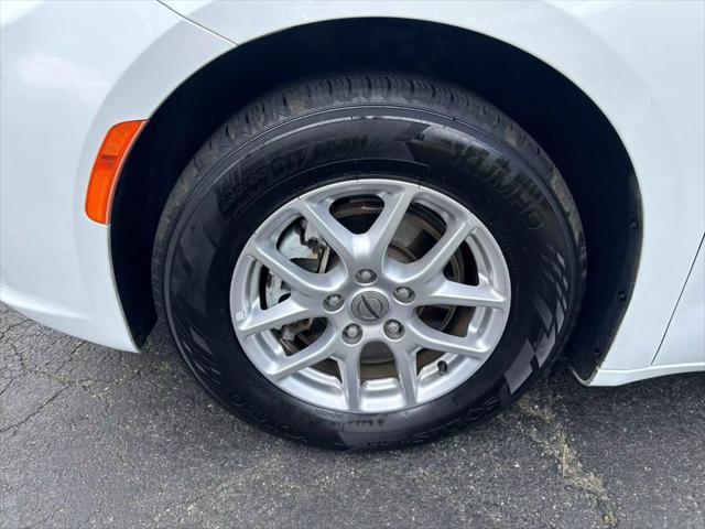 Photo of 2022 White Chrysler Pacifica