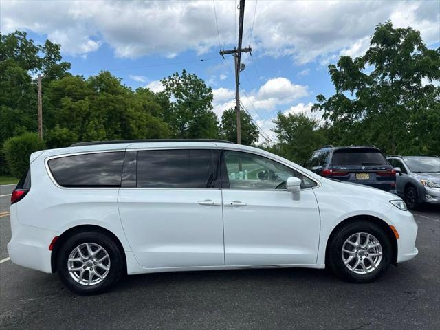 Photo of 2022 White Chrysler Pacifica