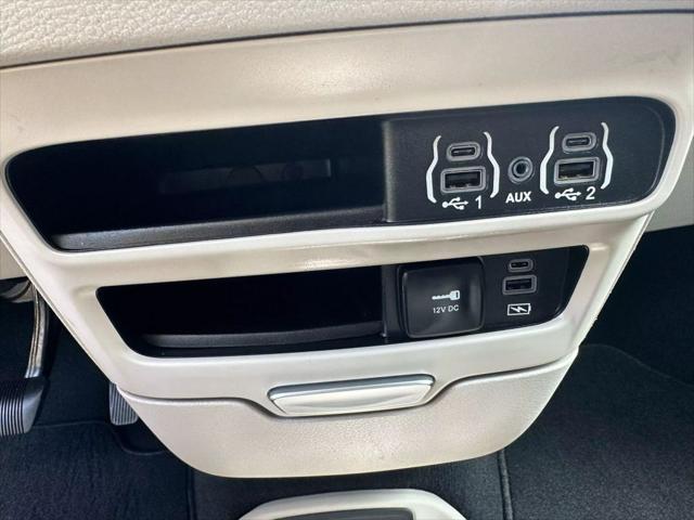 Photo of 2022 White Chrysler Pacifica