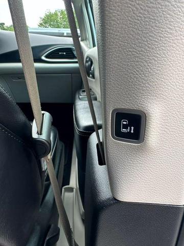 Photo of 2022 White Chrysler Pacifica