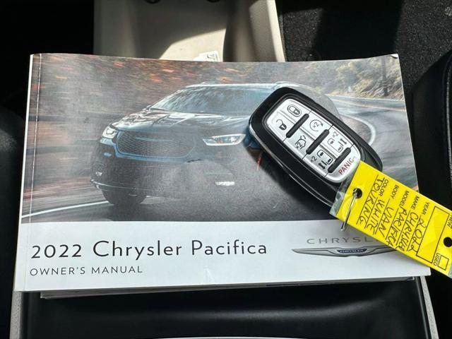 Photo of 2022 White Chrysler Pacifica