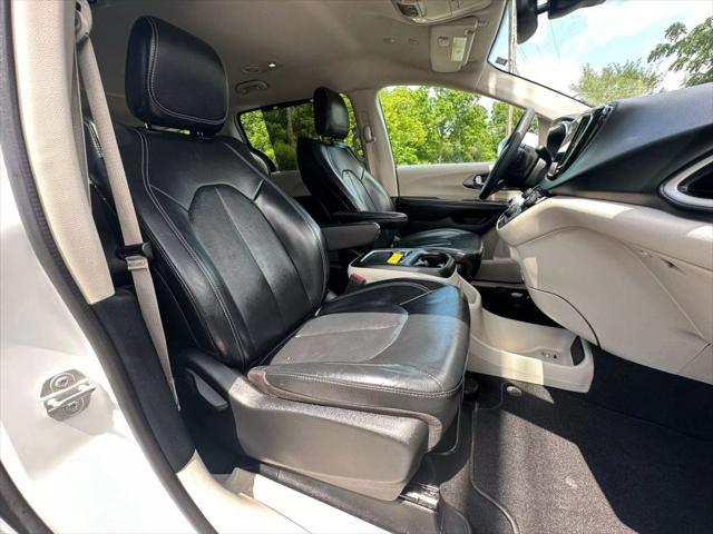 Photo of 2022 White Chrysler Pacifica