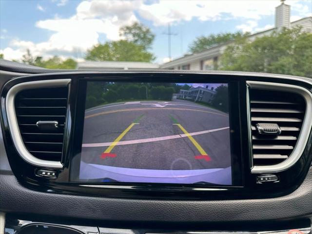 Photo of 2022 White Chrysler Pacifica
