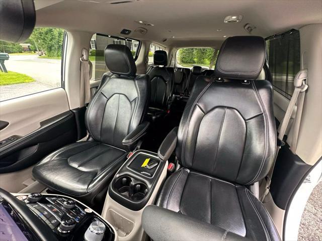 Photo of 2022 White Chrysler Pacifica