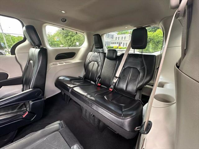 Photo of 2022 White Chrysler Pacifica