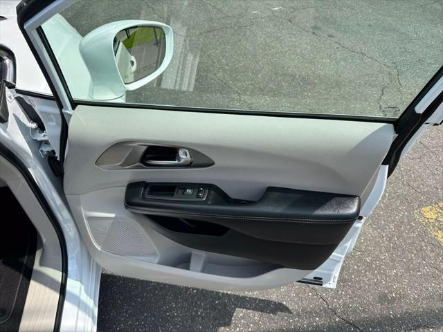 Photo of 2022 White Chrysler Pacifica