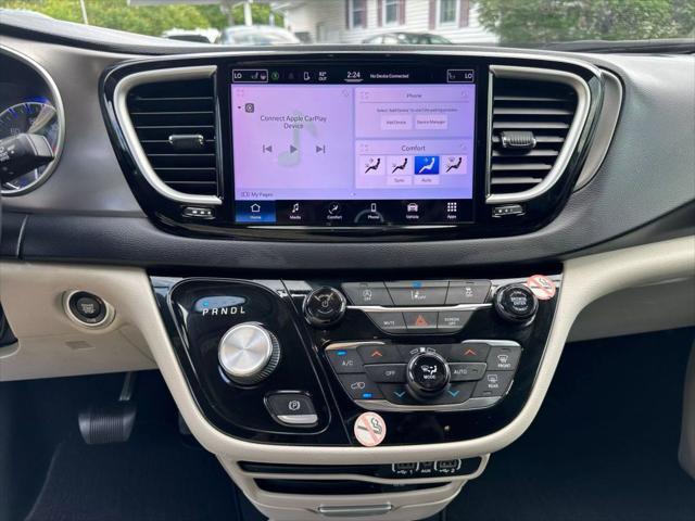 Photo of 2022 White Chrysler Pacifica