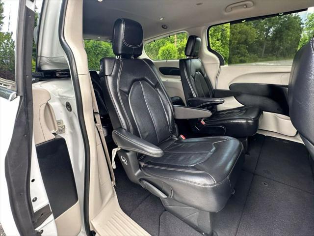 Photo of 2022 White Chrysler Pacifica