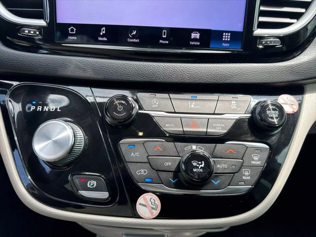 Photo of 2022 White Chrysler Pacifica